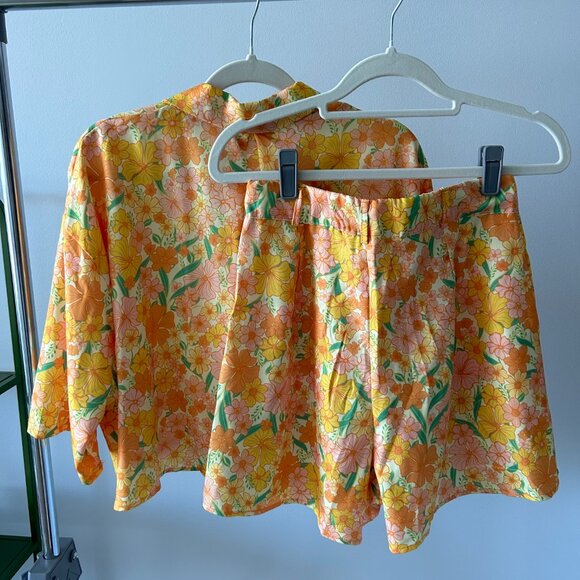 Lot of 2: Shorts And Crop Top Sets: Faces & Floral Patterns - Picture 7 of 8